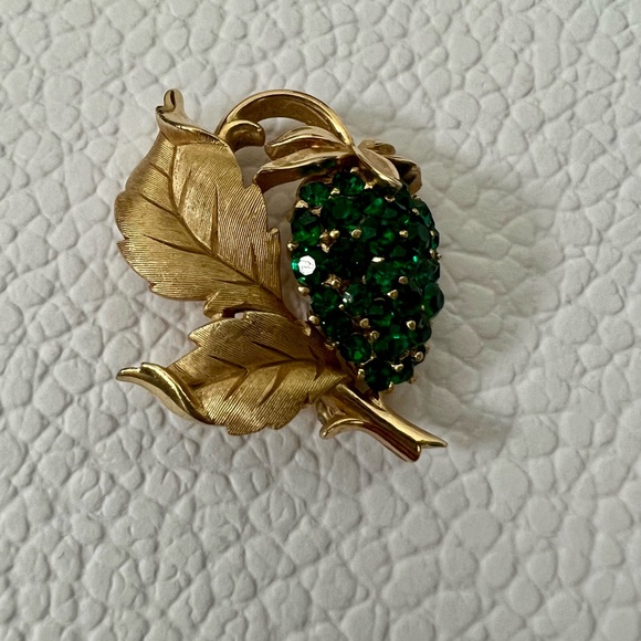 VTG CROWN TRIFARI RHINESTONE GREEN STRAWBERRY PIN BROOCH GOLD TONE - Picture 4 of 7